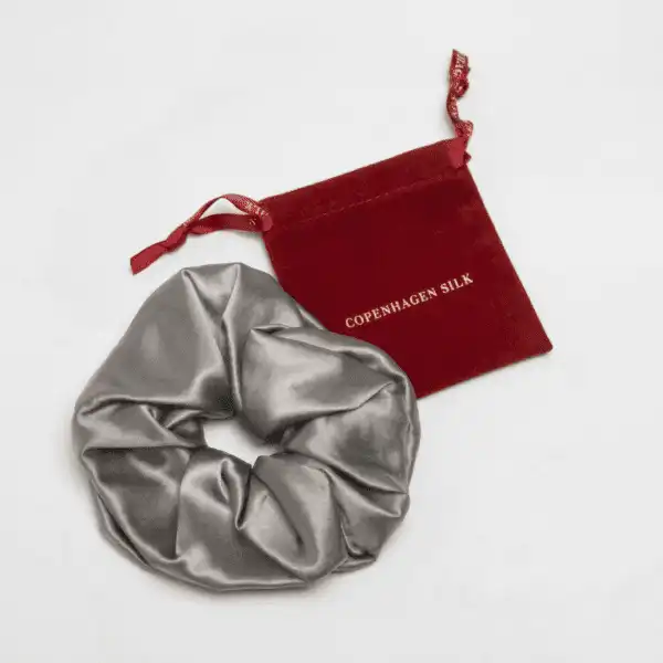 Stor lysegrå silkescrunchie