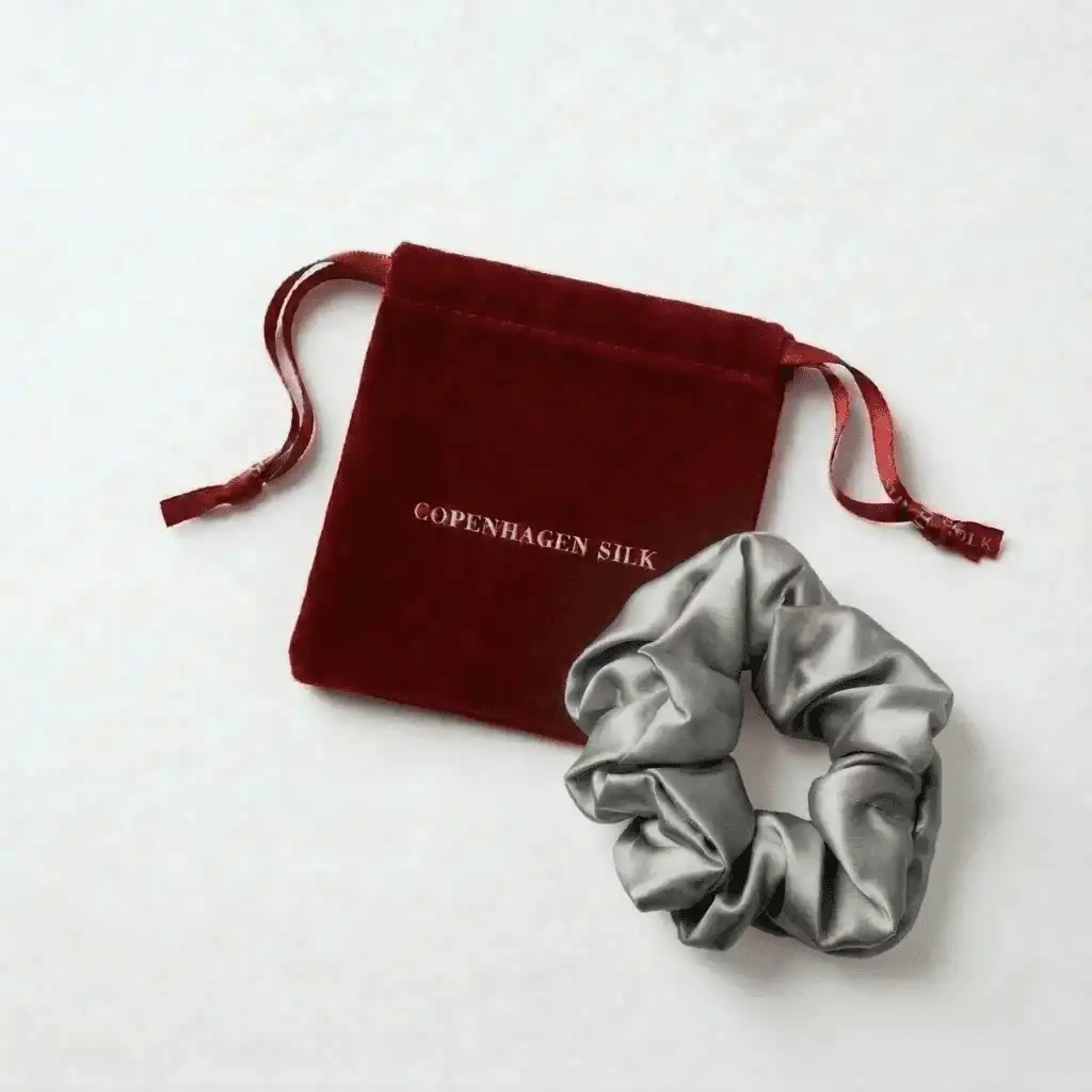 Lysegrå silkescrunchie