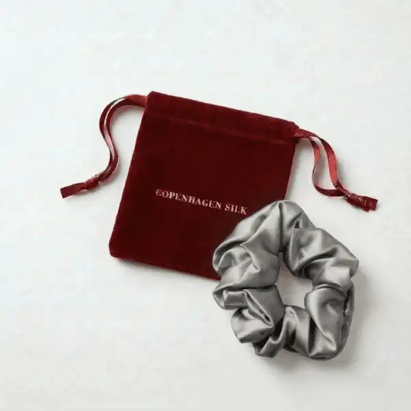 Lysegrå silkescrunchie
