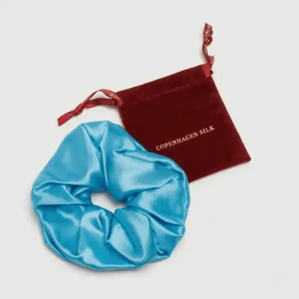 Stor lyseblå silkescrunchie