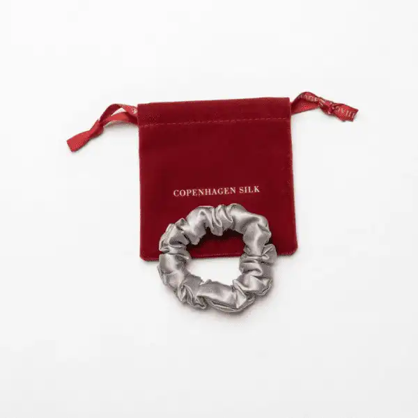 Lille lysegrå silkescrunchie