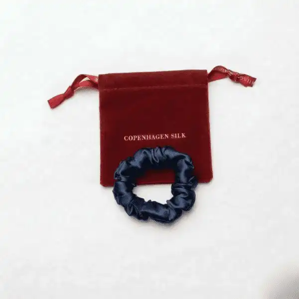 Lille navy blå silkescrunchie