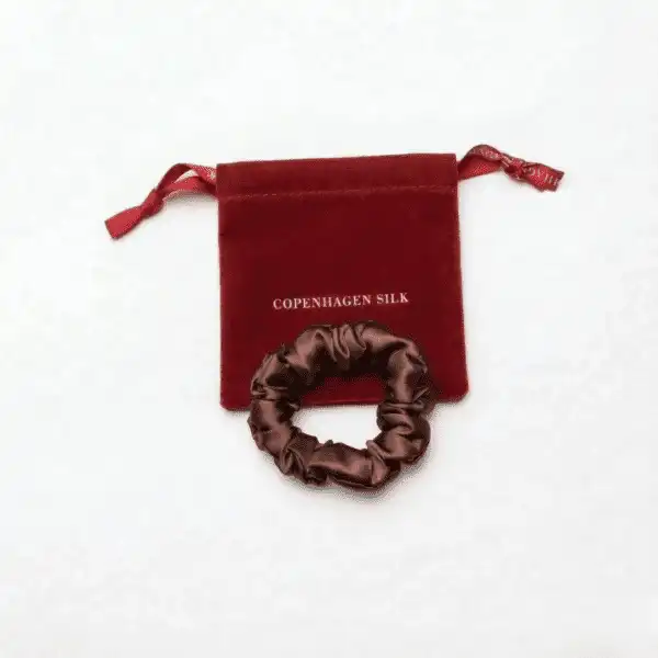 Lille chokoladebrun silkescrunchie